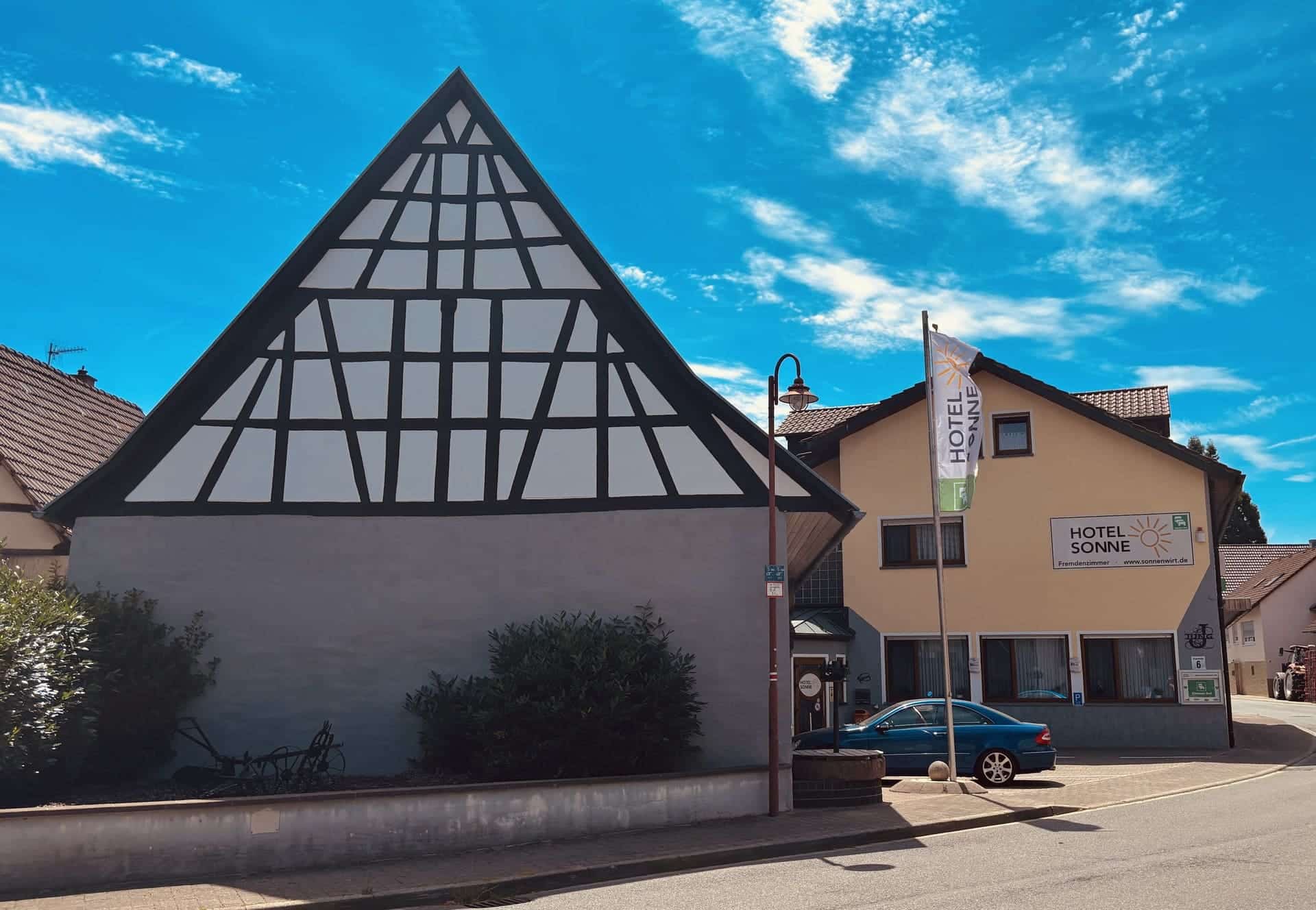 Hotel Sonne Sinsheim – zentrale Lage mit moderner Fassade, ideal für Wochenendtrips zur Therme & Badewelt Sinsheim, Rhein-Neckar-Arena,Technikmuseum oder Klimaarena.